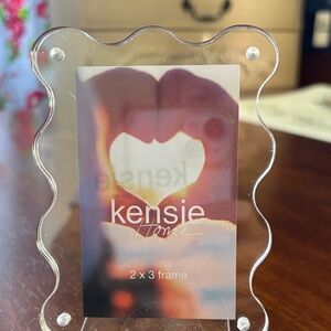 Kensie Transparent Scalloped Edge Frame